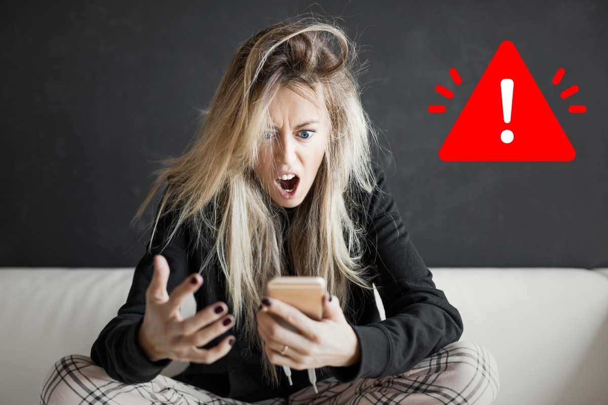 ragazza arrabbiata con cellulare e segnale attenzione